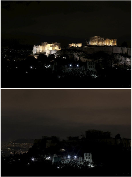 Một bức ảnh kết hợp chụp đồi Acropolis trước và trong Giờ Trái Đất ở Athens. (Nguồn: Reuters)