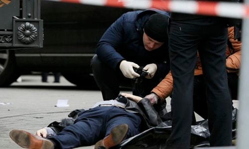 Cơ quan điều tra Ukraine khám nghiệm hiện trường cựu nghị sĩ Nga bị bắn chết ở Kiev. Ảnh: Reuters