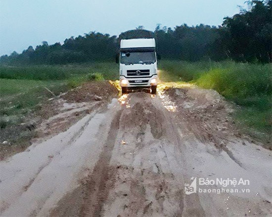 Những chuyến xe quá khổ, quá tải chạy cả ngày lẫn đêm là nguyên nhân khiến con đường ngày một xuống cấp. Ảnh Huyền Trang