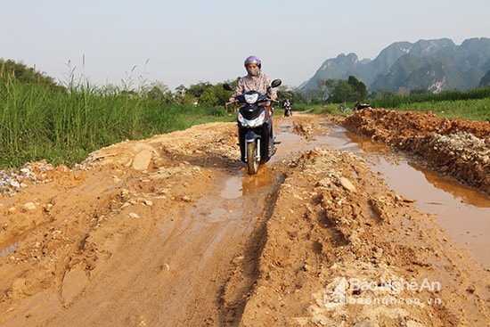 con đường giờ đây đã xuống cấp nghiêm trọng. Ảnh: Minh Hạnh