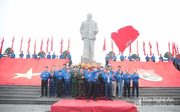 Đoàn viên thanh niên Nghệ An thể hiện quyết tâm hành động trước tượng đài Bác Hồ tại Quảng trường Hồ Chí Minh (TP. Vinh).