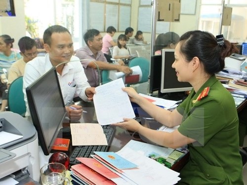 Chính phủ yêu cầu đo mức độ hài lòng của người dân đối với cơ quan hành chính nhà nước. ảnh: TTXVN.