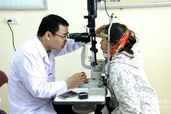 Bác sĩ của Hội thầy thuốc trẻ tỉnh Nghệ An khám sàng lọc cho người dân. Ảnh: Mỹ Nga