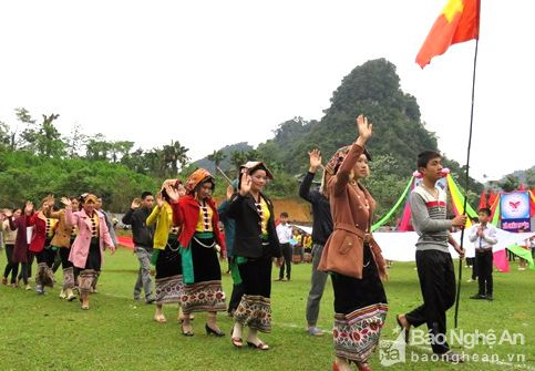 Các VĐV là đồng bào dân tộc Thái tham gia diễu hành trong Lễ khia mạc đại hội.