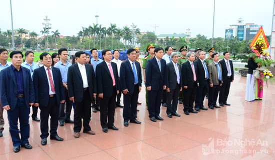Đoàn Đại biểu tưởng niệm Chủ tịch Hồ Chí Minh tại Khu Di tích Kim Liên. Ảnh Thanh Lê