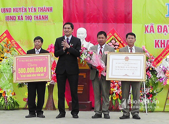 Đồng chí Hoàng Nghĩa Hiếu- Giám đốc sở Nông nghiệp & PTNT trao bằng công nhận xã đạt chuẩn NTM cho xã Thọ Thành. Ảnh: Thái Hồng
