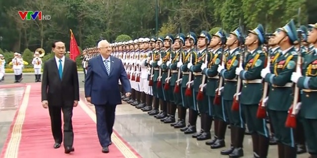 Chủ tịch nước Trần Đại Quang và Tổng thống Israel Reuven Ruvi Rivlin duyệt đội danh dự Quân đội nhân dân Việt Nam.