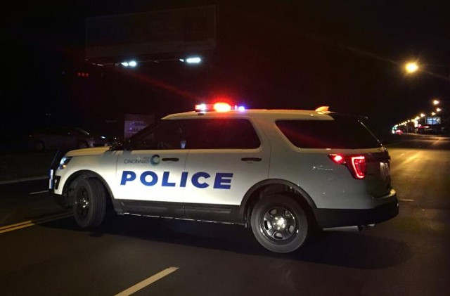 Xe cảnh sát chặn lối vào hiện trường vụ xả súng tại hộp đêm Cameo Nightlife ở Cincinnati, Ohio, Mỹ hôm 26/3. Ảnh: Reuters.