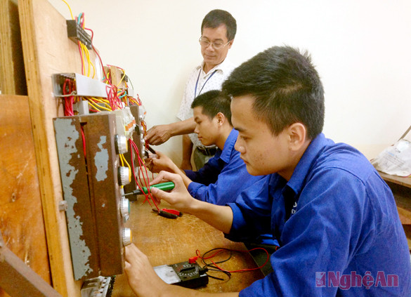 Sinh viên khoa Điện, Trường CĐ nghề Kỹ thuật công nghiệp Việt Nam - Hàn Quốc trong giờ thực hành.
