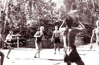                   Bác Hồ chơi bóng chuyền với các chiến sĩ bảo vệ.