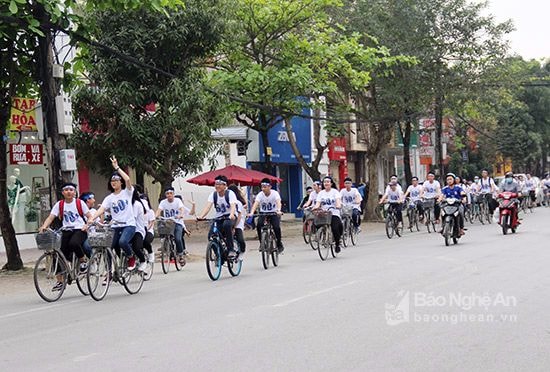 Đoàn viên, thanh niên thành phố Vinh đạp xe hưởng ứng Giờ Trái đất. Ảnh: Hoài Thu