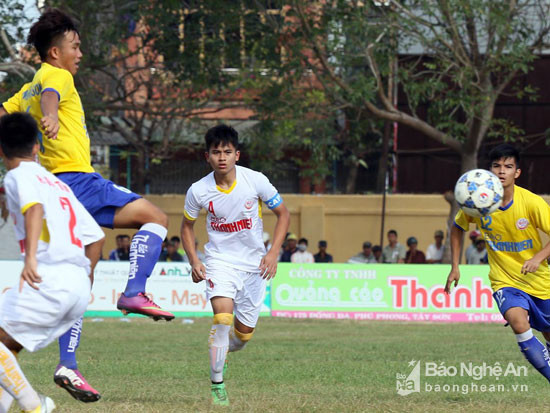 Trung vệ Thái Bá Sang (số 4) thủ lĩnh của U19 SLNA.  Ảnh: Trung Kiên
