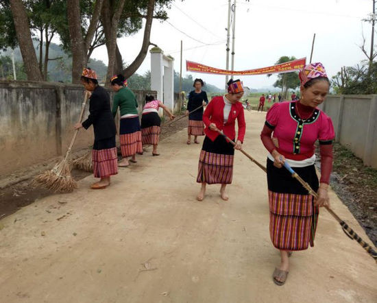Tổ tự quản bảo vệ môi trường tại bản Khe Rạn, xã Bồng Khê tham gia vệ sinh môi trường giữ làng bản sạch đẹp.