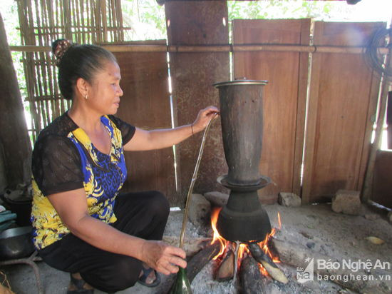 Nấu rượu men lá đang được huyện Con Cuông chú trọng để xây dựng làng nghề.