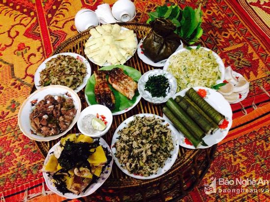 Các món ăn ẩm thực của đồng bào phục vụ khách du lịch được làm từ đôi tay khéo léo của chị em bản Thái.