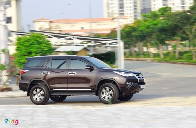 Toyota Fortuner là mẫu xe được người dùng Việt ưa chuộng dù ít tính năng.