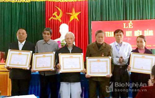 Lãnh đạo Đảng ủy xã Nghĩa Lâm trao tặng Huy hiệu Đảng cho các đảng viên. Ảnh: Thu Hằng.