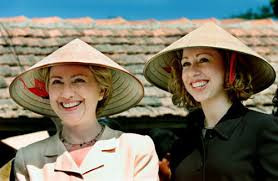 Hillary Clinton và con gái Chelsea trong một lần sang thăm Việt Nam