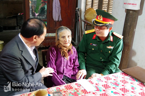 Thượng tá Thái Đức Hạnh, Chính ủy Bộ CHQS tỉnh thăm hỏi và tặng quà cụ Nguyễn Thị Nhỏ (Mẹ Liệt sỹ) ở xóm 9