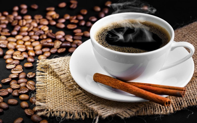 Trà và cà phê. Những đồ uống chứa caffein khiến cơ thể mất nước và rối loạn điện giải. Từ đó các vết thương sẽ không được cung cấp đủ lượng nước cho quá trình hồi phục, đặc biệt với các vết thương do bỏng.