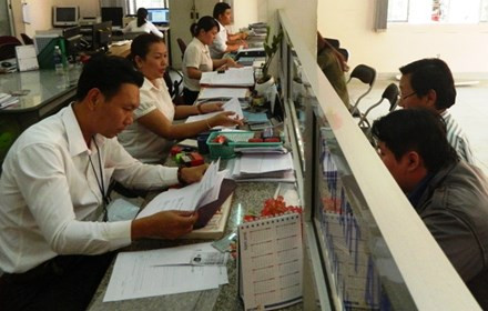 Cán bộ UBND phường 7, quận Phú Nhuận đang giải quyết thủ tục hành chính cho người dân.