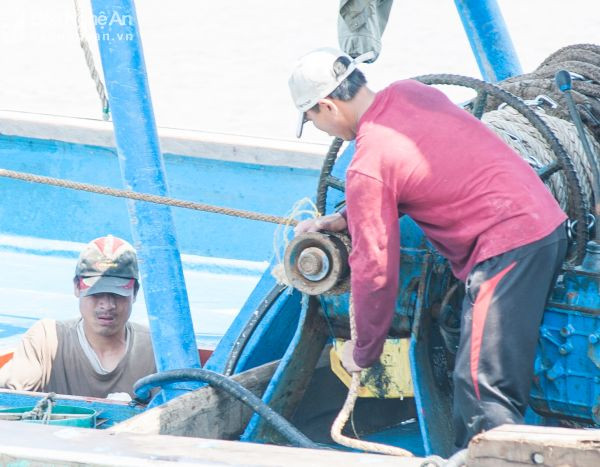 Nhiều ngư dân huyện Diễn Châu không trang bị đồ bảo hộ khi vận hành máy tời.