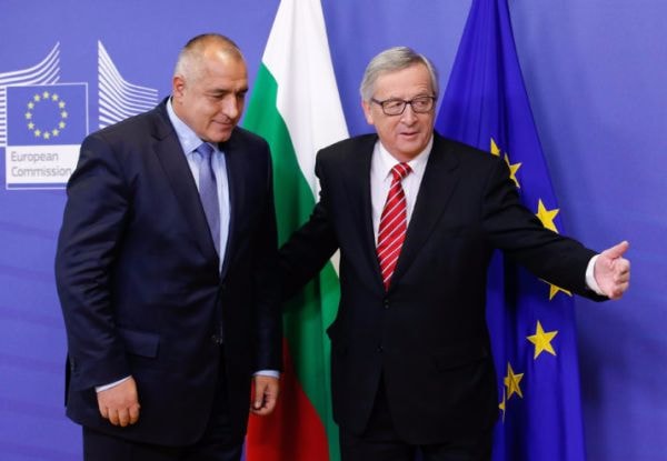 Ông Boyko Borisov khi đang đương chức Thủ tướng Bulgaria được Chủ tịch Ủy ban châu Âu Jean-Claude Juncker chào đón tại Brussels, Bỉ. (Nguồn Politico)