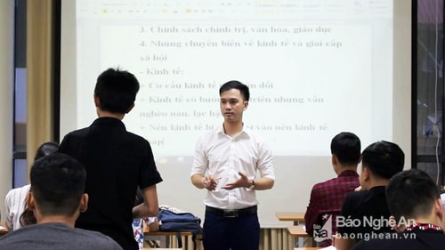 Trung úy công an trong lớp học miễn phí. Ảnh: Huy Thư.