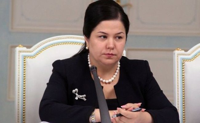 Ozoda Rahmon là con gái của Tổng thống Tajikistan Emomali Rahmon. Ái nữ của Tổng thống Tajikistan tốt nghiệp đại học chuyên ngành luật và cô cũng đã bước chân vào chính trường theo gương của cha. Từ năm 2009, cô Ozoda đảm nhận vị trí Thứ trưởng Ngoại giao Tajikistan. Đến năm 2016, cô đã có một ghế trong Thượng viện Tajikistan. Cô Ozoda cũng có cuộc sống hôn nhân được ngưỡng mộ khi cưới một trong những lãnh đạo của Ngân hàng trung ương Tajikistan và có 5 người con.