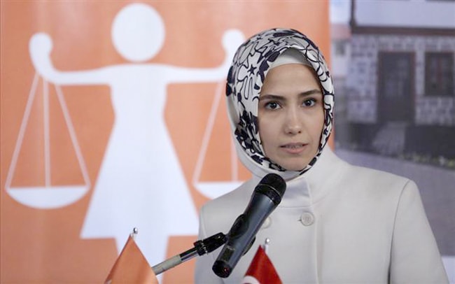 Sumeyye Erdogan là con gái út của Tổng thống Thổ Nhĩ Kỳ Recep Tayyip Erdogan và cũng là người con được ông yêu thương nhất. Theo Irem Koker làm việc tại BBC, Tổng thống Tayyip Erdogan từng nhắc đến con gái Sumeyye là “chú linh dương của tôi”. Trong tiếng Thổ Nhĩ Kỳ, đây là từ miêu tả một người quý giá và xinh đẹp. Sumeyye là nhà khoa học chính trị từng du học tại Mỹ và Anh. Do vậy cô đã đóng vai trò cố vấn cho đảng Công lý và Phát triển (AKP) của ông Erdogan và đồng hành cùng cha trong nhiều chuyến công du.