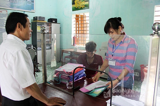 Lãnh đạo Sở Nội vụ kiểm tra việc chấp hành kỷ luật hành chính tại Trung tâm một cửa thị xã Thái Hòa. Ảnh: Hoài Thu.