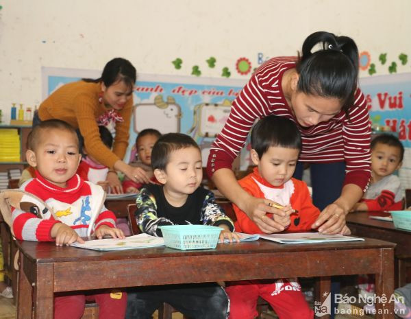 Giáo viên bậc THCS được điều chuyển xuống dạy mầm non ở huyện Quỳnh Lưu. Ảnh: Mỹ Hà
