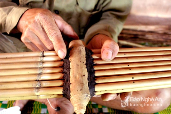 Dán sáp ong. Đây là công đoạn cuối cùng giúp cho khi thổi khèn hơi không thoát ra ngoài.