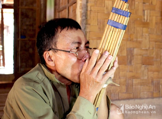 Khèn bè là loại nhạc cụ rất đặc trưng của đồng bào người Thái. Âm thanh đặc trưng của khèn bè là sự da diết, sâu lắng, thể hiện tâm tình của bao đôi lứa. Ttừ lâu tiếng khèn bè đã trở nên quen thuộc trong dịp lễ Tết, những ngày hội vui của người dân trên mảnh đất miền Tây xứ Nghệ.