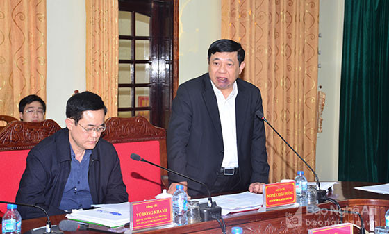 Chủ tịch UBND tỉnh Nguyễn Xuân Đường phát biểu tại cuộc làm việc. Ảnh: Thành Duy.