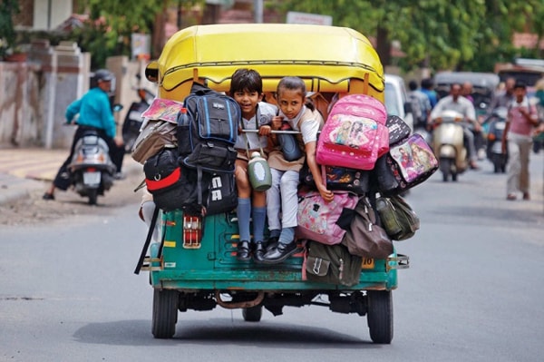 Tình trạng thiếu xe buýt đang rất báo động ở Ahmedabad, Ấn Độ. Những đứa trẻ muốn đến trường phải chen chúc nhau trên xe ba bánh chật chội (gọi là auto richshaw), vận chuyển 10-12 học sinh. Mặc dù phương tiện này vi phạm luật an toàn địa phương, cảnh sát ở một số thành phố đã phản biện rằng cấm rickshaw sẽ khiến học sinh đến trường muộn.