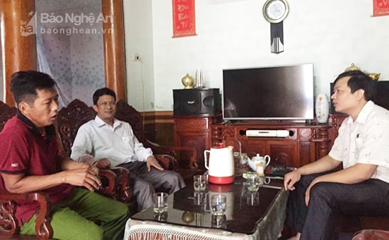 Lãnh đạo ban tổ chức huyện Nam Đàn và xã Hùng Tiến trao đổi với bí thư chi bộ cơ sở về công tác phát triển đảng. Ảnh: Gia Huy