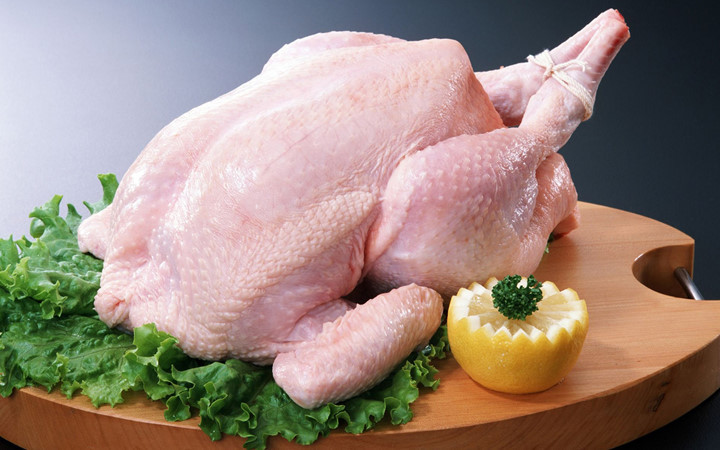 Thịt gà: Nếu không có đủ chất đạm, dễ gây rụng tóc mỗi ngày. Một phần gà 35 gram, khoảng 75% lượng protein sẽ giúp tóc chắc khỏe. Những người ăn chay có thể tiếp cận với đậu xanh (15 gram protein cho mỗi cốc nấu chín), hoặc đậu lăng (18 gram protein cho mỗi cốc nấu chín) để thay thế.
