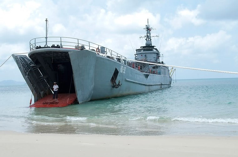 Tàu đổ bộ Project 771 là một trong những phương tiện vận tải binh khí kỹ thuật, bộ đội lớn nhất của Hải quân Nhân dân Việt Nam hiện nay. Tuy Việt Nam nhận viện trợ từ Liên Xô các tàu này, nhưng chúng lại được đóng ở nhà máy Stocznia Polnocna ở Gdynia (Ba Lan). Nguồn ảnh: báo QĐND