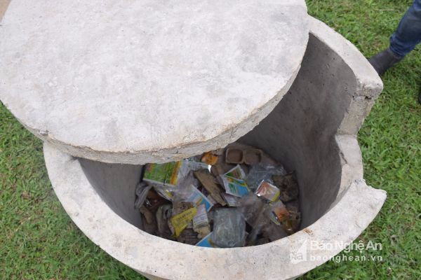Một thùng đựng rác được đặt trên cánh đồng của xóm 5 xã Hòa Sơn, huyện Đô Lương nhưng lượng rác thải được bỏ vào rất ít. Ảnh: Quang An