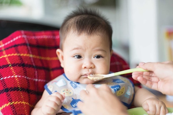 Cho trẻ ăn đúng nhu cầu cần thiết, tránh ăn quá nhiều chất bổ dưỡng