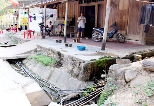 Theo người dân bản Khe Nằn xãChiêu Lưu (Kỳ Sơn), nước thải đã ứ đọng trước nhà người dân đã nhiều năm nay. Chỉ khi có một cơn mưa lớn, tình trạng hôi tối mới giảm đi chút ít.