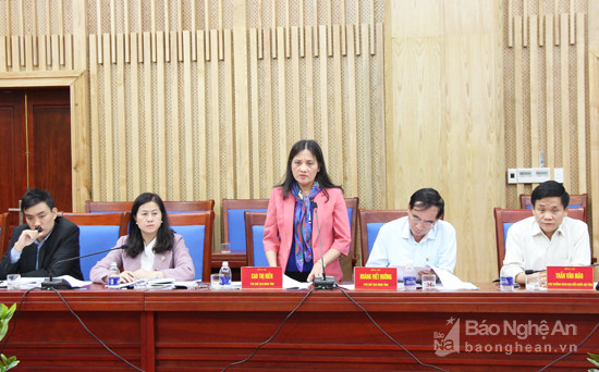 Đồng chí Cao Thị Hiền - Ủy viên Ban Thường vụ Tỉnh ủy, Phó Chủ tịch HĐND tỉnh chủ trì hội nghị
