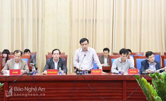 Đồng chí Huỳnh Thanh Điền - Phó Chủ tịch UBND tỉnh tặng quà cho các công nhân có hoàn cảnh khó khăn