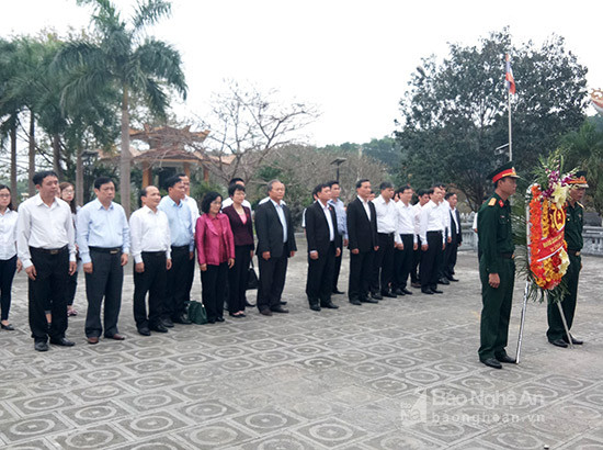Đoàn giám sát Quốc hội và lãnh đạo Tỉnh ủy, đoàn đại biểu quốc hội tỉnh Nghệ An dâng hoa lên anh linh các liệt sỹ tại nghĩa trang liệt sỹ Việt - Lào.