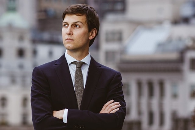 Sinh ra trong một gia đình giàu có, Jared Kushner (35 tuổi) có lợi thế hơn người khi là con của ông trùm bất động sản Charles Kushner. Dù có điểm số không cao, anh vẫn được nhận vào ngôi trường danh giá Harvard sau khi cha anh quyên góp cho trường khoản tiền 2,5 triệu USD. Những bạn học kể rằng Jared đã lái chiếc xe Range Rover hoành tráng ngay từ thời đại học. Ảnh: pcjewishpulse.com