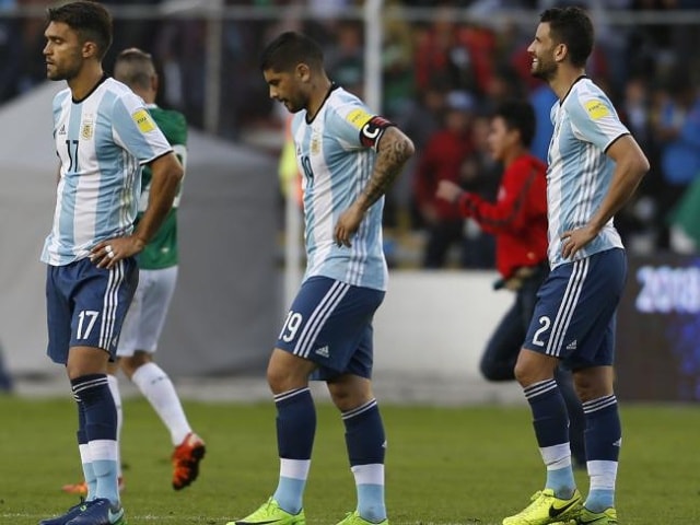 Các cầu thủ Argentina gục ngã trước Bolivia trong ngày ngôi sao Messi nhận án phạt của FIFA.  Ảnh: Internet