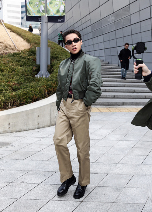 Sơn Tùng gây chú ý khi sải bước tại DDP (Dongdaemun Design Plaza) nơi diễn ra tuần thời trang.