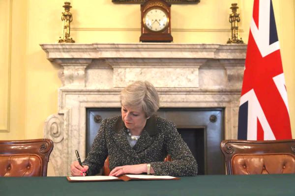 Thủ tướng Anh Theresa May ký văn bản chính thức kích hoạt điều 50 Hiệp ước Lisbon hôm 28/3 Ảnh: Independent.