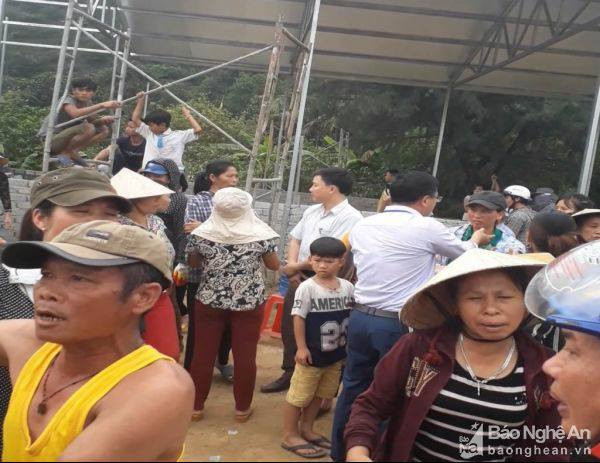 Một số người dân có những lời lẽ kích động, thóa mạ lực lượng chức năng đến lập biên bản công trình nhà nguyện tự ý xây dựng tại khối 8 phường Nghi Tân, thị xã Cửa Lò.
